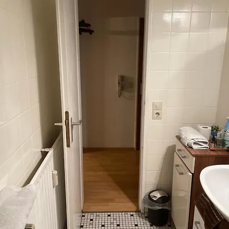 - Timber Haven Retreat - 2-room Wood-themed 65 Qm - Location - Renovated 2024 With Tv & Netflix - Balcony - Full Kitchen - Free Parking - Near Metro & Airport - Nature-inspired Interior -