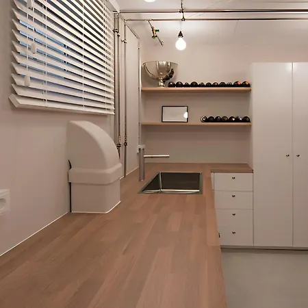 Apartment - Timber Haven Retreat - 2-room Wood-themed 65 Qm - Central Location - Renovated 2024 With Tv & Netflix - Balcony - Full Kitchen - Free Parking - Near Metro & Airport - Nature-inspired Interior -