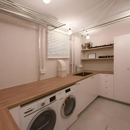 - Timber Haven Retreat - 2-room Wood-themed 65 Qm - Central Location - Renovated 2024 With Tv & Netflix - Balcony - Full Kitchen - Free Parking - Near Metro & Airport - Nature-inspired Interior - *