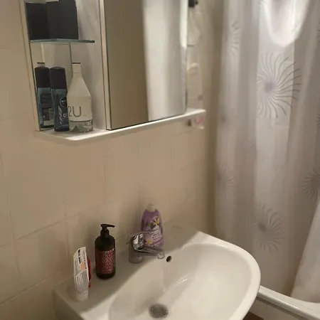 - Timber Haven Retreat - 2-room Wood-themed 65 Qm - Central Location - Renovated 2024 With Tv & Netflix - Balcony - Full Kitchen - Free Parking - Near Metro & Airport - Nature-inspired Interior - *