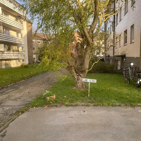 - Timber Haven Retreat - 2-room Wood-themed 65 Qm - Central Location - Renovated 2024 With Tv & Netflix - Balcony - Full Kitchen - Free Parking - Near Metro & Airport - Nature-inspired Interior - Apartment Ratingen