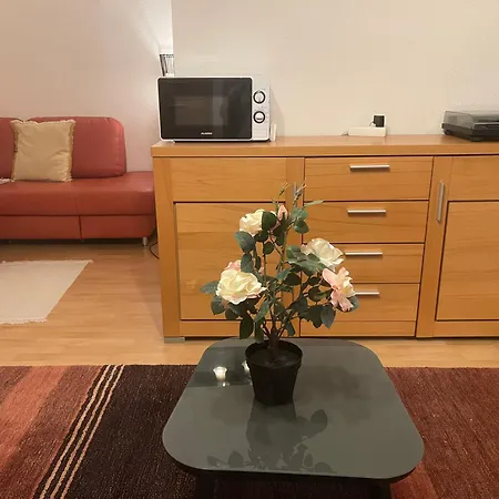 - Timber Haven Retreat - 2-room Wood-themed 65 Qm - Central Location - Renovated 2024 With Tv & Netflix - Balcony - Full Kitchen - Free Parking - Near Metro & Airport - Nature-inspired Interior - Apartment *