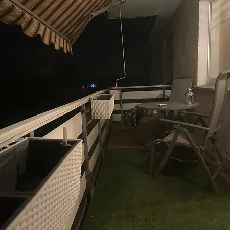 - Timber Haven Retreat - 2-room Wood-themed 65 Qm - Central Location - Renovated 2024 With Tv & Netflix - Balcony - Full Kitchen - Free Parking - Near Metro & Airport - Nature-inspired Interior - Apartment Ratingen