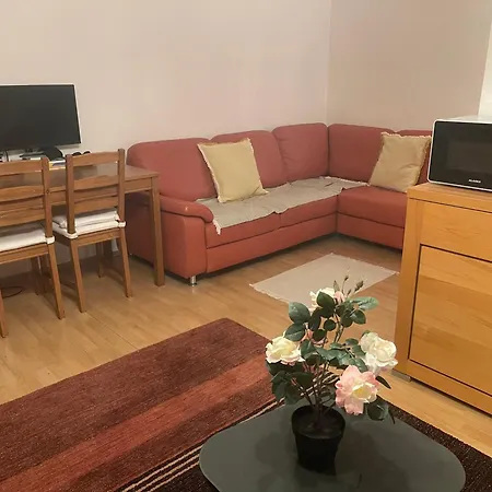 - Timber Haven Retreat - 2-room Wood-themed 65 Qm - Central Location - Renovated 2024 With Tv & Netflix - Balcony - Full Kitchen - Free Parking - Near Metro & Airport - Nature-inspired Interior - Apartment