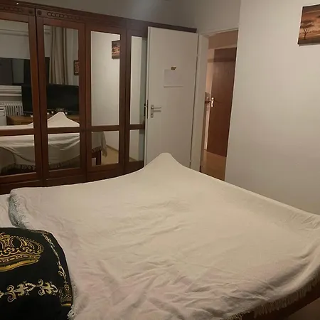 - Timber Haven Retreat - 2-room Wood-themed 65 Qm - Central Location - Renovated 2024 With Tv & Netflix - Balcony - Full Kitchen - Free Parking - Near Metro & Airport - Nature-inspired Interior - Apartment Ratingen