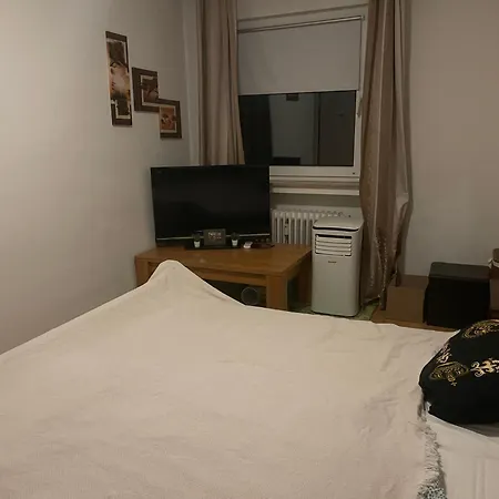 - Timber Haven Retreat - 2-room Wood-themed 65 Qm - Central Location - Renovated 2024 With Tv & Netflix - Balcony - Full Kitchen - Free Parking - Near Metro & Airport - Nature-inspired Interior - * Ratingen