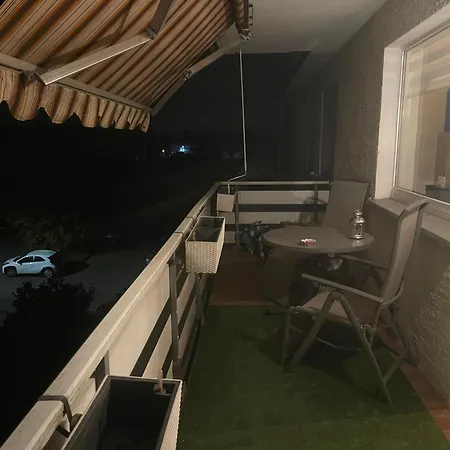 - Timber Haven Retreat - 2-room Wood-themed 65 Qm - Central Location - Renovated 2024 With Tv & Netflix - Balcony - Full Kitchen - Free Parking - Near Metro & Airport - Nature-inspired Interior - Apartment Ratingen